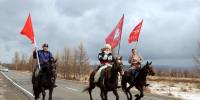 Копию Знамени тувинских добровольцев приняли тес-хемцы - Верховный Хурал (парламент) Республики Тыва