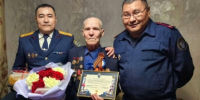 В Кызыле сотрудники городского отдела передали ветерану Великой Отечественной войны поздравительное письмо от главы ведомства - Следственный комитет