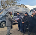 Водители, занимающиеся перевозкой пассажиров по пригородным маршрутам, были удостоены наградами прямо на своем рабочем месте