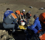 В Туве спасатели эвакуировали сорвавшуюся со склона горы Догээ девушку